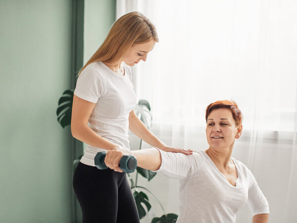 Physiotherapeutin behandelt eine Frau