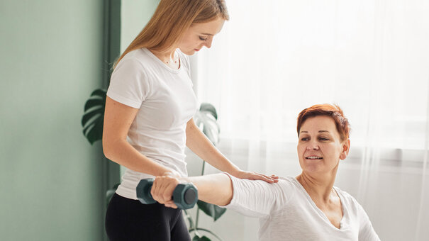 Physiotherapeutin behandelt eine Frau