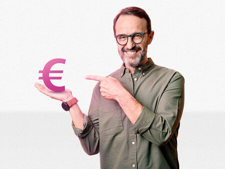 Mann zeigt begeistert auf ein Euro-Zeichen – Symbolbild für schnelle, sichere und digitale Abrechnung mit NOVENTI für Hilfsmittelerbringer