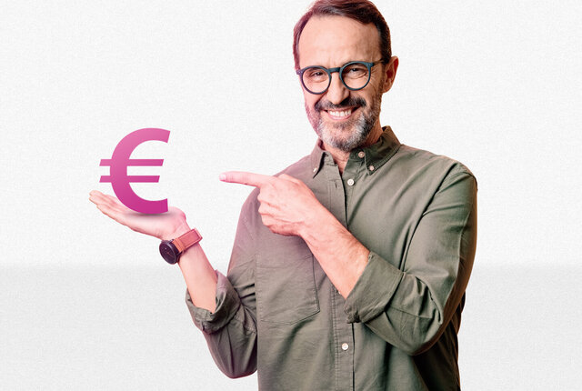 Mann zeigt begeistert auf ein Euro-Zeichen – Symbolbild für schnelle, sichere und digitale Abrechnung mit NOVENTI für Hilfsmittelerbringer