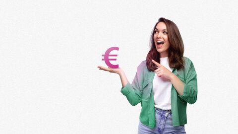 Person hält ein Euro‑Symbol in der Hand und zeigt darauf, symbolisch für Kosten, Preise oder finanzielle Themen.