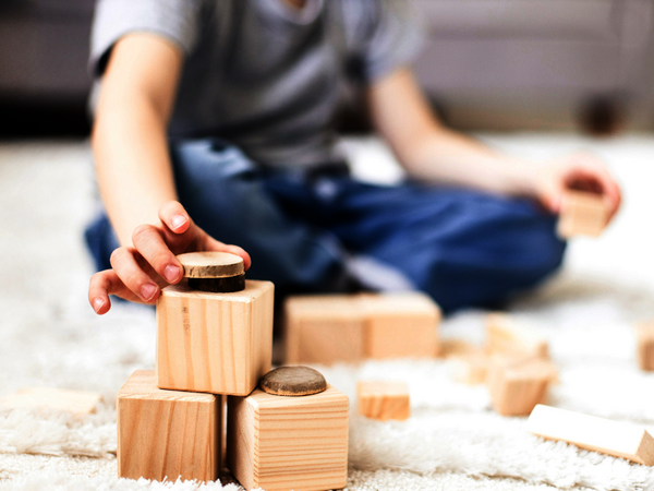 Ergotherapie - kleiner Junge spielt mit Bauklötzen