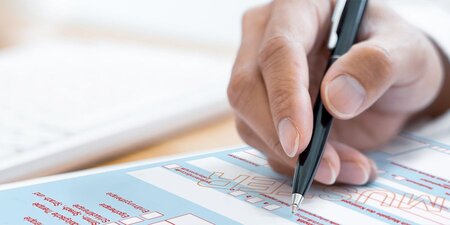 Muster 13 richtig abrechnen Hand mit Kugelschreiber füllt Heilmitterlverordnung Muster 13 aus