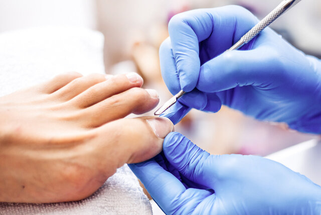 Podologin behandelt Patient