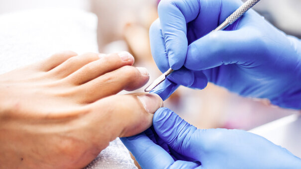 Podologin behandelt Patient