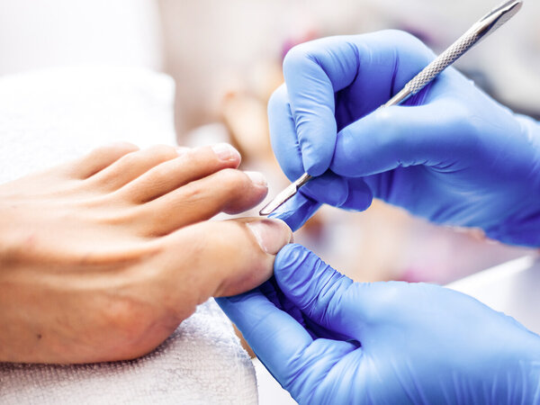 Podologin behandelt Patient