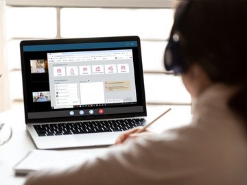 Webinar-Teilnehmerin sitzt am Notebook – Symbolbild für NOVENTI Live-Webinare