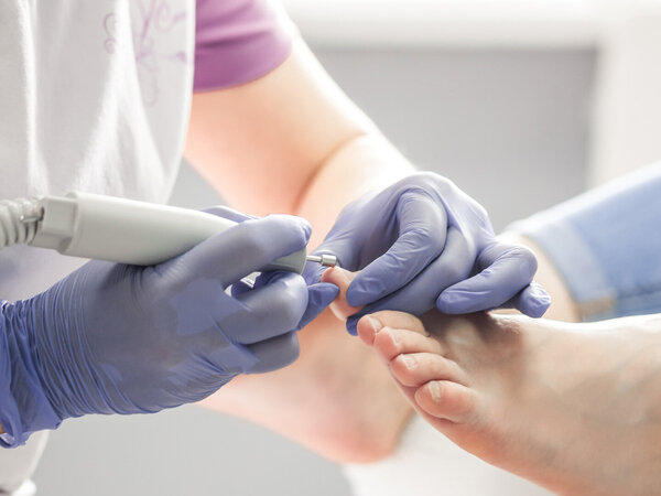 Podologin behandelt Zeh – Symbolbild für Aktuelle Preisliste Podologie