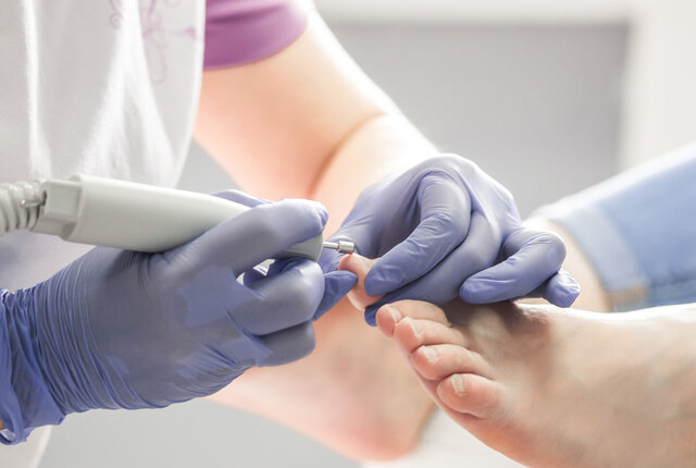 Podologin behandelt Zeh – Symbolbild für Aktuelle Preisliste Podologie