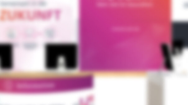 Unscharfe Aufnahme eines NOVENTI Messestands mit pinkfarbenen Elementen und Informationsflächen im Hintergrund.