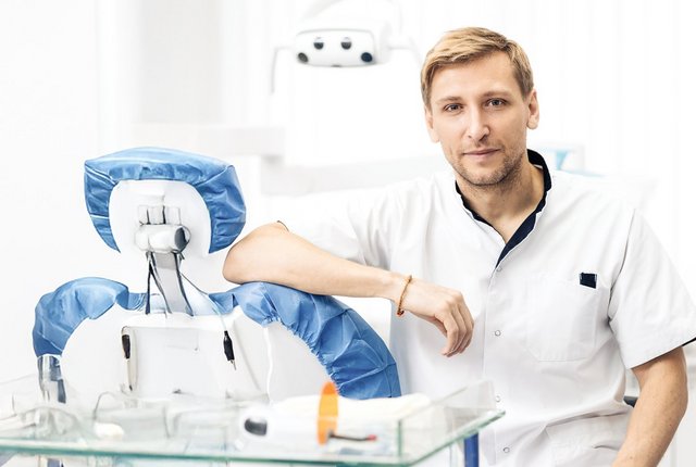 Zahnarzt im Behandlungszimmer – Symbolbild für Alles Wissenswerte zur Heilmittel-Richtlinie Zahnärzte (HeilM-RL ZÄ)