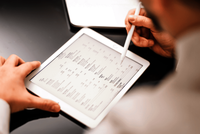 Therapeutin arbeitet mit einem Stylus Stift am Tablet – Symbolbild für E-Rechnung für Gesundheitsfachberufe