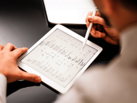 Therapeutin arbeitet mit einem Stylus Stift am Tablet – Symbolbild für E-Rechnung für Gesundheitsfachberufe