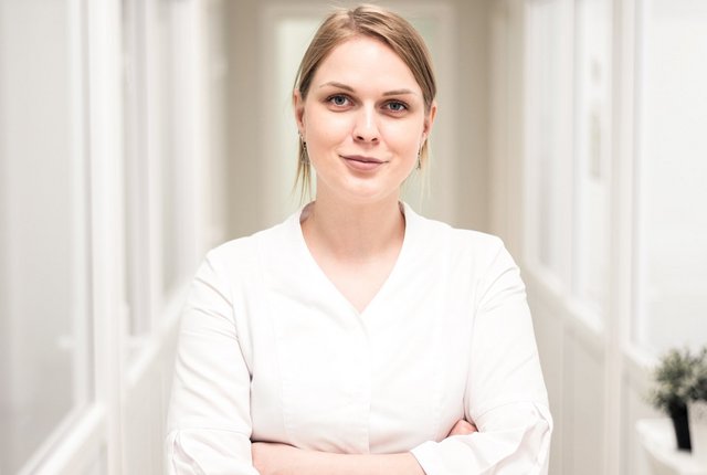 Ärztin steht im Krankenhausflur - Symbolbild für Kranktransport Abrechnung