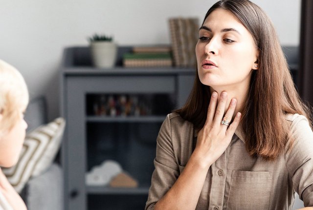 Logopädin zeigt einem Kind eine Sprachübung – Symbolbild für Logopädie-Kosten, neue Preislisten und Vergütungsvereinbarungen 2024.