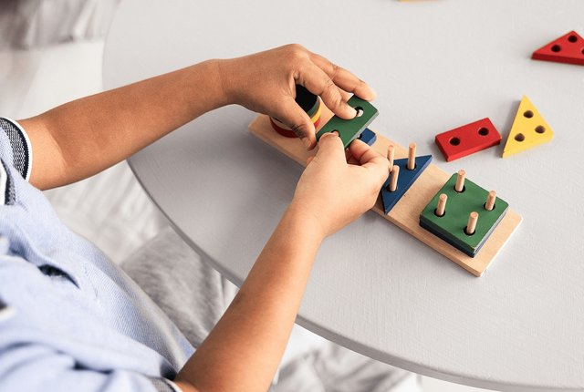 Kind übt mit motorischem Spielzeug – NOVENTI Abrechnungslösungen für Frühförderstellen.