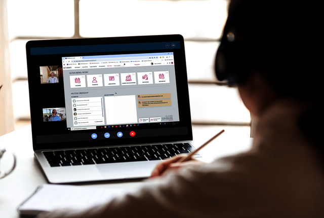 Webinar-Teilnehmerin sitzt am Notebook – Symbolbild für NOVENTI Live-Webinare