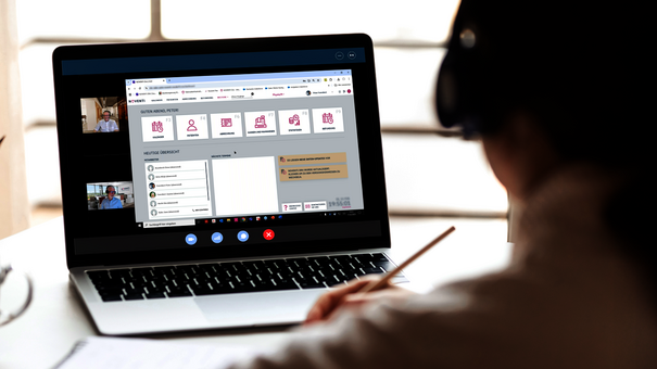 Webinar-Teilnehmerin sitzt am Notebook – Symbolbild für NOVENTI Live-Webinare