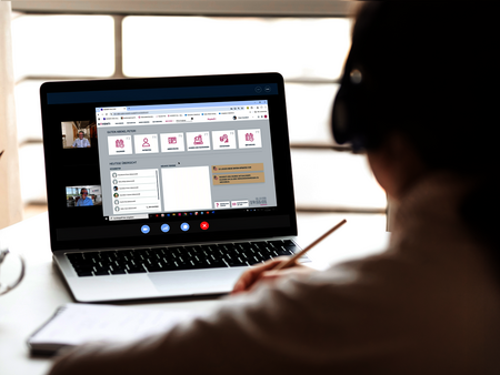 Webinar-Teilnehmerin sitzt am Notebook – Symbolbild für NOVENTI Live-Webinare