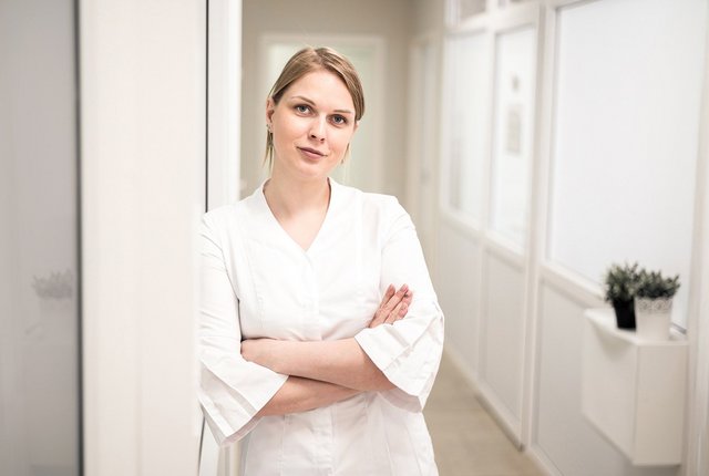 Mitarbeiterin einer Heilmittelpraxis im Flur – Kassenabrechnungen sicher und effizient mit dem Abrechnungszentrum für Heilmittelerbringer und der azh Abrechnung durchführen