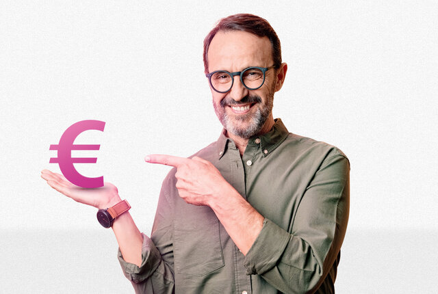 Mann zeigt begeistert auf ein Euro-Zeichen – Symbolbild für schnelle, sichere und digitale Abrechnung mit NOVENTI für Hilfsmittelerbringer