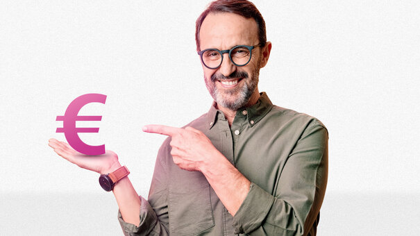 Mann zeigt begeistert auf ein Euro-Zeichen – Symbolbild für schnelle, sichere und digitale Abrechnung mit NOVENTI für Hilfsmittelerbringer