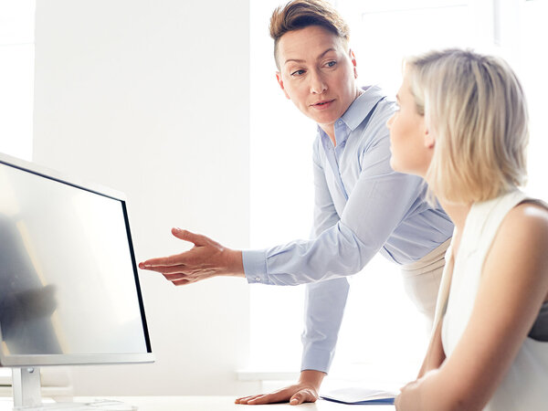 Zwei Frauen vor dem Computer