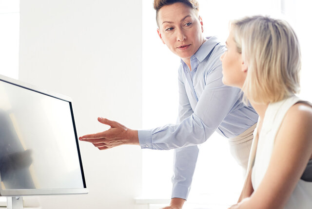 Zwei Frauen vor dem Computer