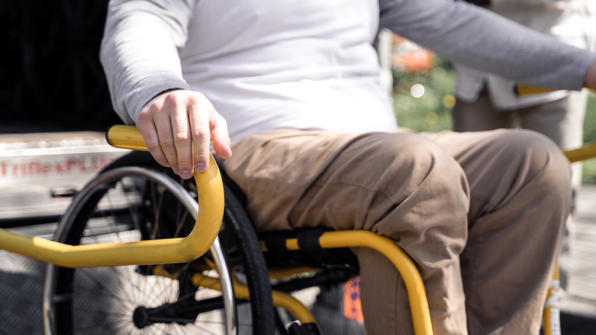 Rollstuhlfahrer vor Transportfahrzeug mit Rampe – Abrechnungslösungen für Krankentransport mit NOVENTI.