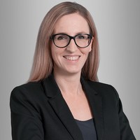 Porträtaufnahme von Susanne Schneider, Leitung Marketing GFB, mit hellen Haaren, Brille und schwarzem Blazer.