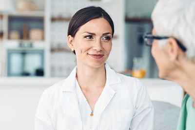 Apothekerin interagiert mit Kundin