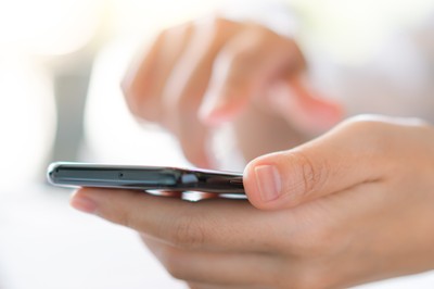 Ein NOVENTI Kunde nutzt das digitale Gesundheitsanwendungen Angebot auf dem Smartphone